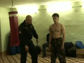Облокотись это футболки центр мужчине